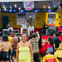 Samba de Rosa reúne público e agita o Largo do Yeda com música e bingo