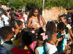 Candeias: Centro Cultural Floresça distribui kits natalinos para crianças no Malembá de baixo