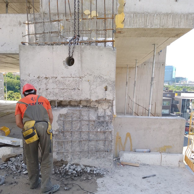 Работник разрушава бетонна конструкция