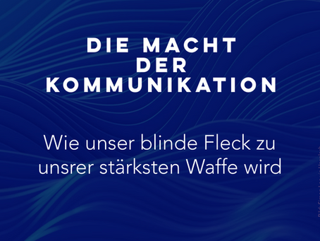 Auf dunkelblauen Wellen steht in Großbuchstaben Die Macht der Kommunikation. Wie unser blinde Fleck zu unsrer stärksten Waffe wird.