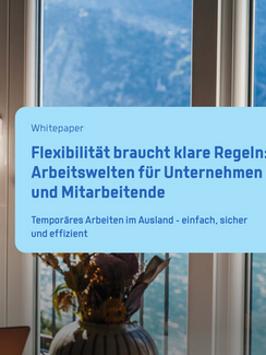 Eine Frau schaut nachdenklich aus dem Fenster und hält eine Kaffeetasse.