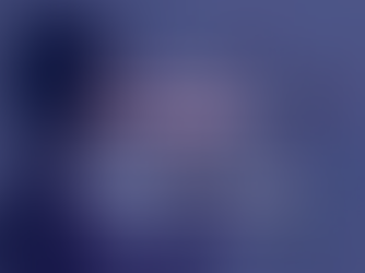 Eine Frau blickt auf Post-its, die an einer Scheibe kleben