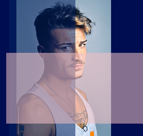 "Ein junger Mann mit modernem Haarschnitt und einem nachdenklichen Blick schaut teilweise in die Kamera. Die Beleuchtung teilt sein Gesicht in eine helle und eine schattige Seite, was innere Zerrissenheit oder emotionale Dualität symbolisieren kann. Das Bild vermittelt das Gefühl von Einsamkeit und innerer Reflexion – zentrale Themen bei der Bewältigung von Einsamkeit mit Unterstützung von NMP Psychologisches Coaching Berlin, um neue Verbindungen und emotionales Wohlbefinden zu fördern.