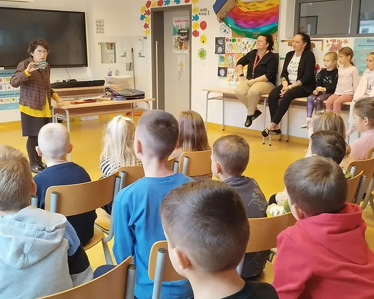 Željka Horvat-Vukelja s učenicima prvih razreda