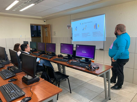 Empresa social Factual imparte capacitaciones a alumnos y maestros FCPyS.