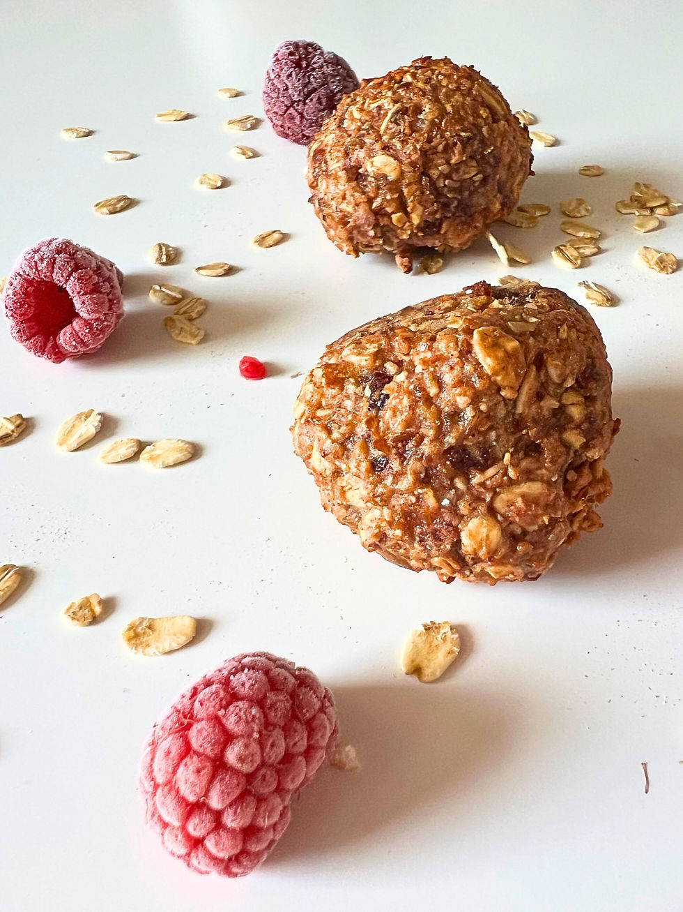 Fruchtige Energy Balls aus Haferflocken, Himbeeren, Cranberrys, Datteln, Mandelmus und Haferdrink