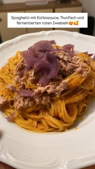 Spaghetti mit Kürbissauce, Thunfisch und fermentierten roten Zwiebeln