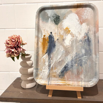 Bricka med ett abstrakt konstmotiv, designad av konstnär i Stockholm