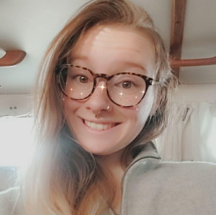 Selfie of Sofie wearing large round glasses and smiling