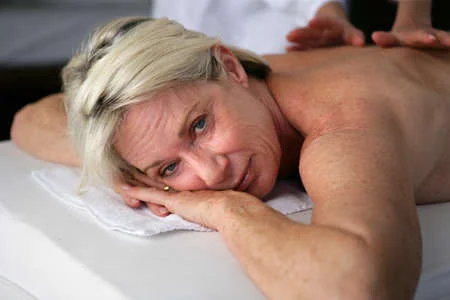 22199507-senior-femme-recevant-un-massage-du-dos (1).webp