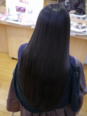 名駅・金山エリアのロングヘア難民を救うデザイン矯正。毛髪科学に基づき、重たさを感じさせないサラ艶質感を構築。Q:不自然なピンピンにならない? A:はい、還元剤を0.1%単位で調合し、SS結合を壊さずしなやかな曲がりを再現。中島駅徒歩7分の立地で名古屋全域をカバー。6710件超の実績が語る職人技