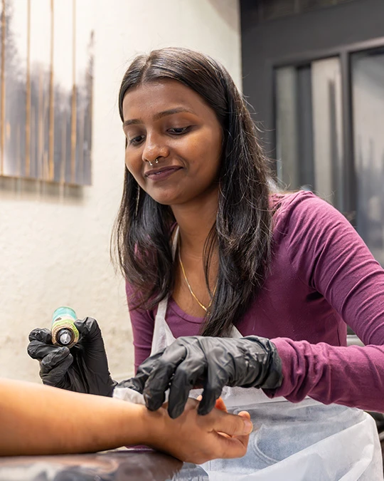 Khushboo Chauhan doing tattooing