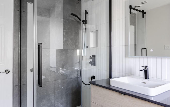 Douche vitrée avec porte  de douche noire et céramique