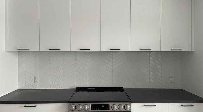 Dosseret de cuisine en tuile blanche pose en chevron installé à Québec avec joints réguliers et finition professionnelle