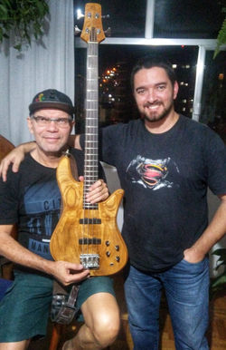 O super baixista Adriano Giffoni