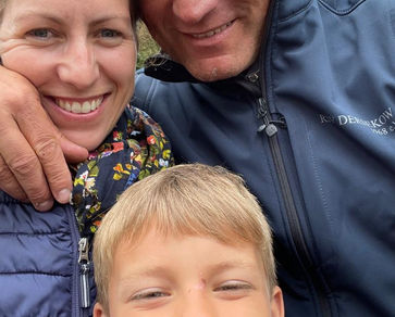 Familie fröhlich lachend