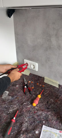 Montage und Prüfung einer Steckdose im Privathaus, Laboe, Schleswig-Holstein