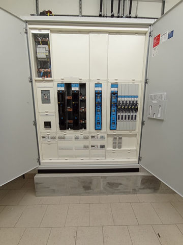 Fertigstellung einer Hauptverteilung in einem Discount Markt, Hamburg