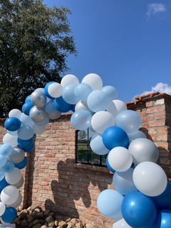 Hochzeitsdekoration mit blauen Luftbalons