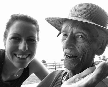 Enkelin und Oma zusammen lachend