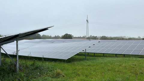 Wartungsarbeiten in einem Solarpark, Schleswig-Holstein