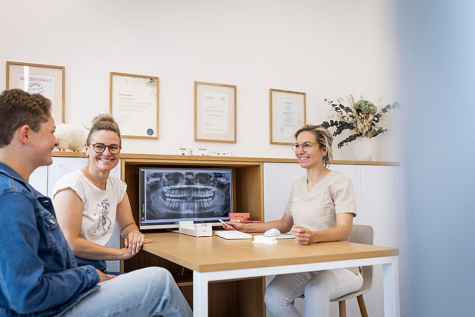 Dr. Juliane Meyer im Beratungsgespräch mit Kundinnen zum Thema Kieferorthopädie