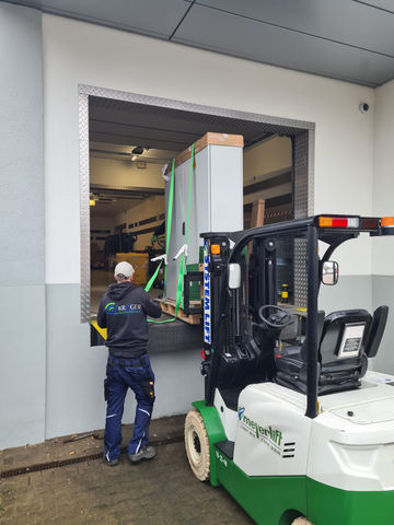 Winbringung eines Schaltschrankes für eine Discounter Modernisierung, Hamburg-Mitarbeiter mit Gabelstapler