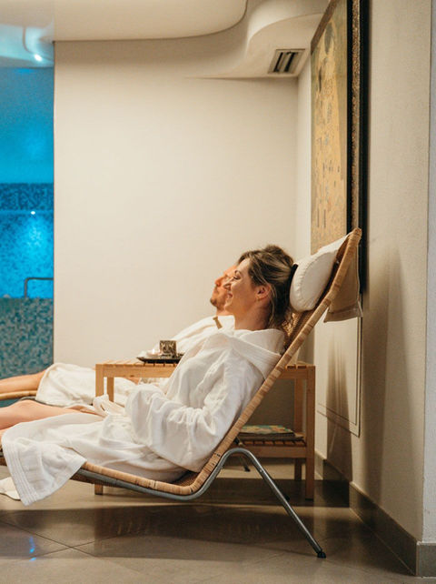 Due donne rilassate sui lettini nella SPA dell’Hotel Maritan Padova