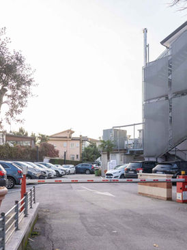 Espace de stationnement de l'Hotel Maritan de Padoue avec accès facilité pour les invités.