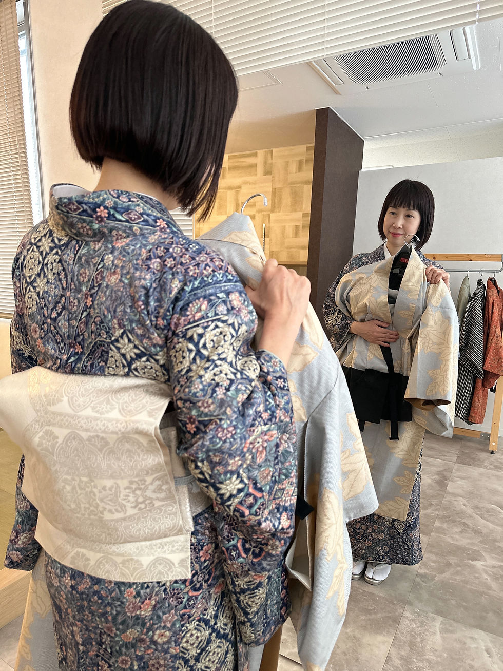 どこでも着物美人を着て鏡を見る女性