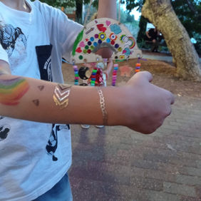 תמונה מתוך הפנינג - יש של ילד עם מלא קעקועים מיוחדים