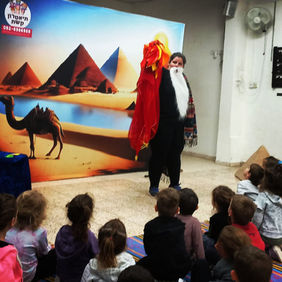 תמונה של סיוון התוך הצגה מיוחדת לפסח