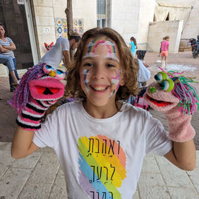 תמונה מתוך סדנאת יצירה גרבוב נולד, של ילד עם 2 גרבובים חדשים שהכין