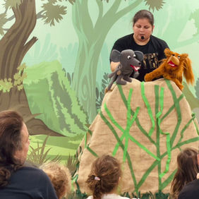 תמונה של סיוון עם בובות מתוך ההצגה "העכבר הגיבור"