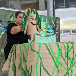 תמונה של סיוון מתוך ההצגה ארבעת המופלאים
