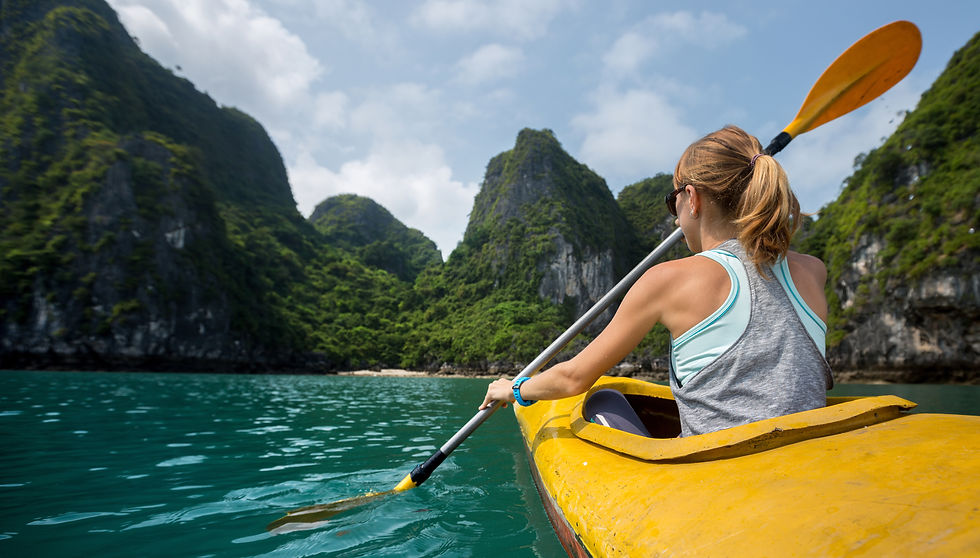 Faire du kayak dans la baie d'Halong