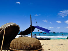 Barques rondes de pêche sur une plage de Quy Nhon.