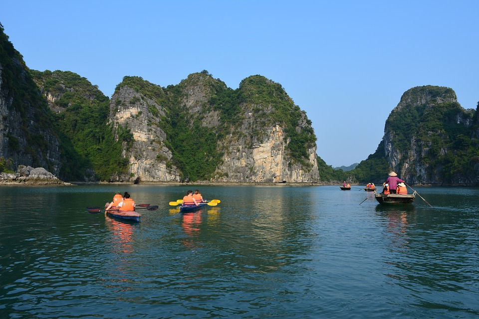 Balade en kayak dans la baie d'Halong