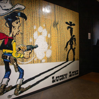 Lucky Luke tirant son pistolet