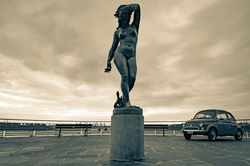 Ève et la petite Fiat