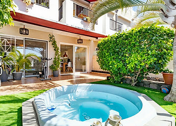 Riadový dom v Palm Mar – luxusný život len 150 m od oceánu