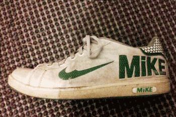 Photo of knock-off nike tennis shoe
