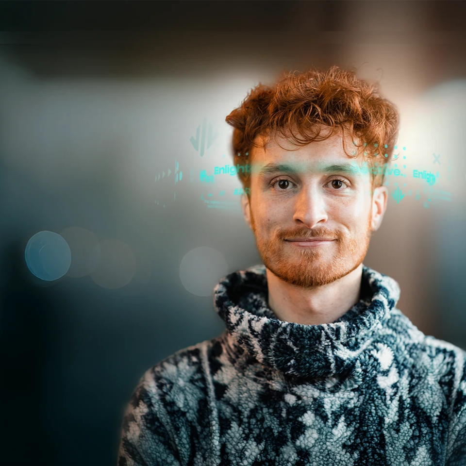 Frau mit digitaler Einblendung für Kommunikationsdesign
