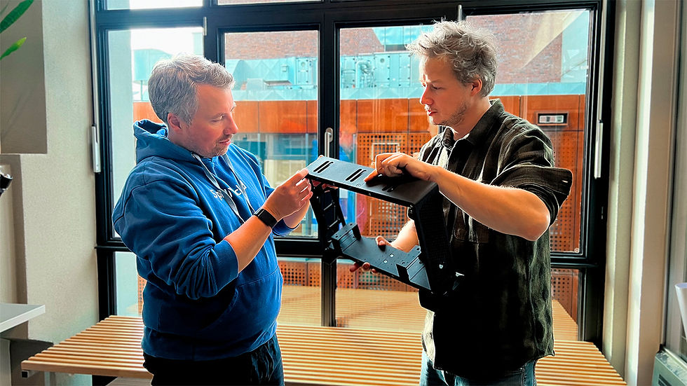 David Rost und Kunde im Gespräch über den Produktdesign Prototypen