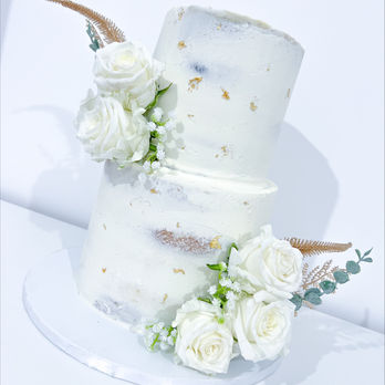 white wedding cake 