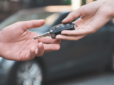 Sollte ich mein Auto privat verkaufen oder an einen Händler abgeben?