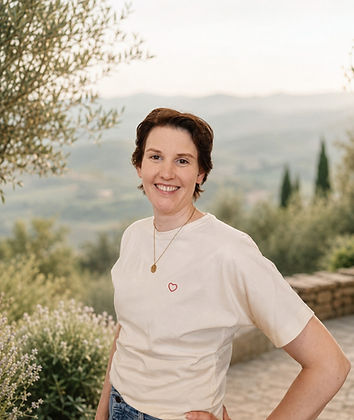 Foto von Laura vor mediterraner Kulisse