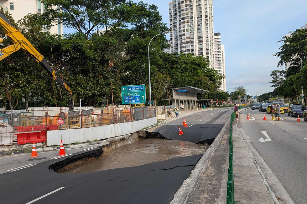 Gambar yang tersebar di media sosial menunjukkan lubang benam di sebelah jalan.