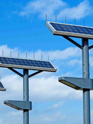 KKDW pasang lampu LED solar jalan kampung tahun ini