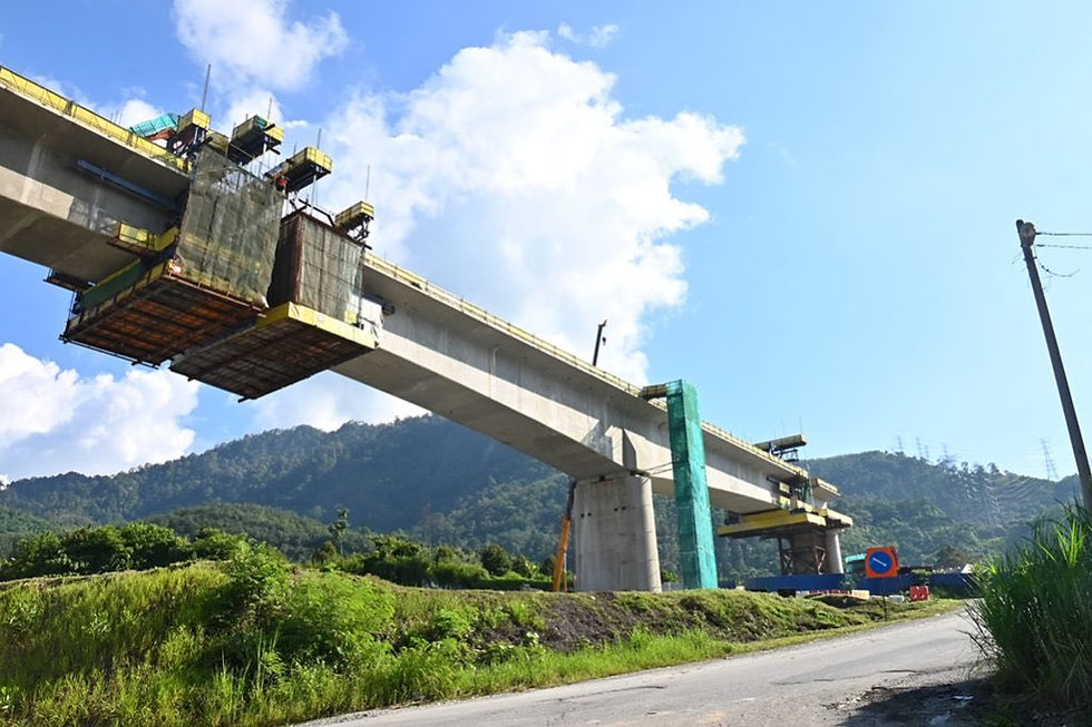 ECRL Fasa 1 (Kota Bharu ke Terminal Bersepadu Gombak) dijangka siap Disember 2026, beroperasi Januari 2027. Fasa 2 (Gombak ke Pelabuhan Klang) siap Disember 2027, beroperasi Januari 2028